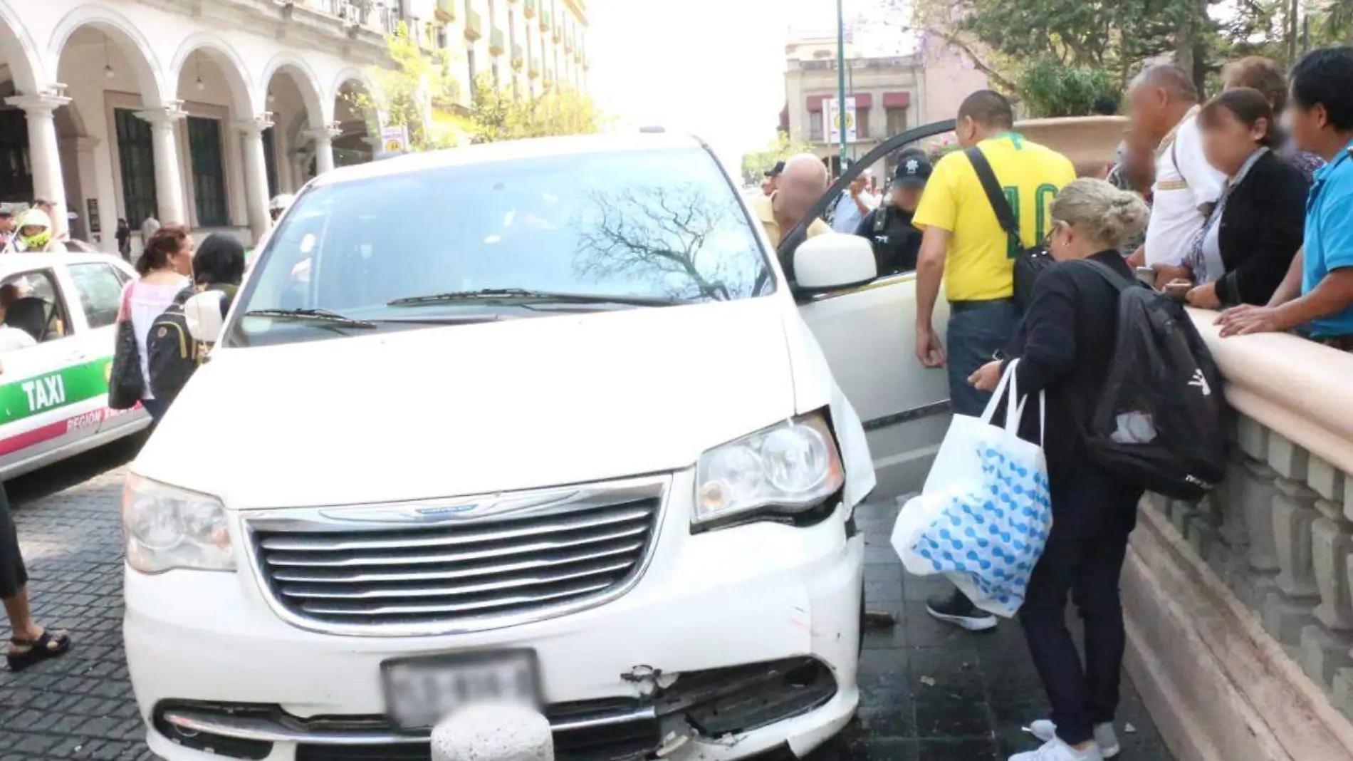 Accidente de camioneta en el parque Juárez de Xalapa